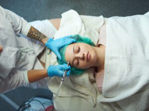 Especialista en Aparatología Facial: peelings, microdermoabrasión con punta de diamante y ultrasonidos (HIFU)