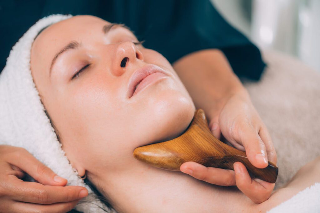 Integración de la Metaloterapia y maderoterapia Facial en la sesión