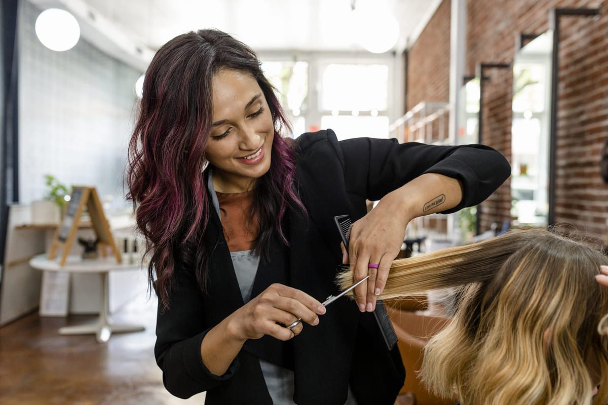 Imagen destacada de “Salidas laborales del máster en peluquería profesional”
