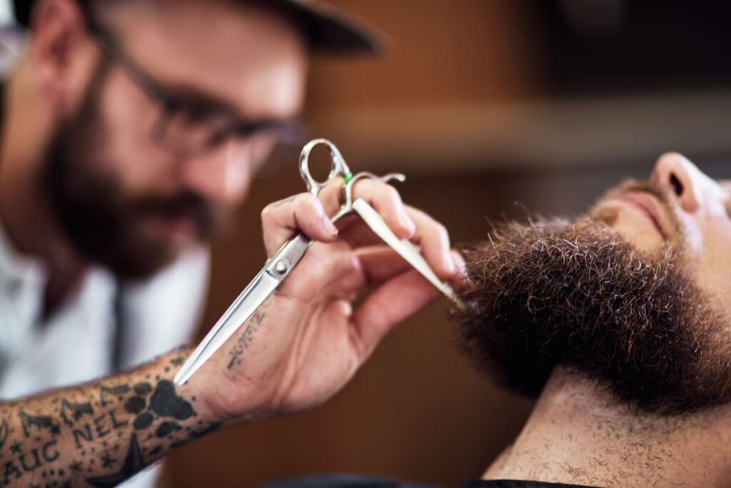 Competencias clave que se adquieren en un curso de barbería masculina