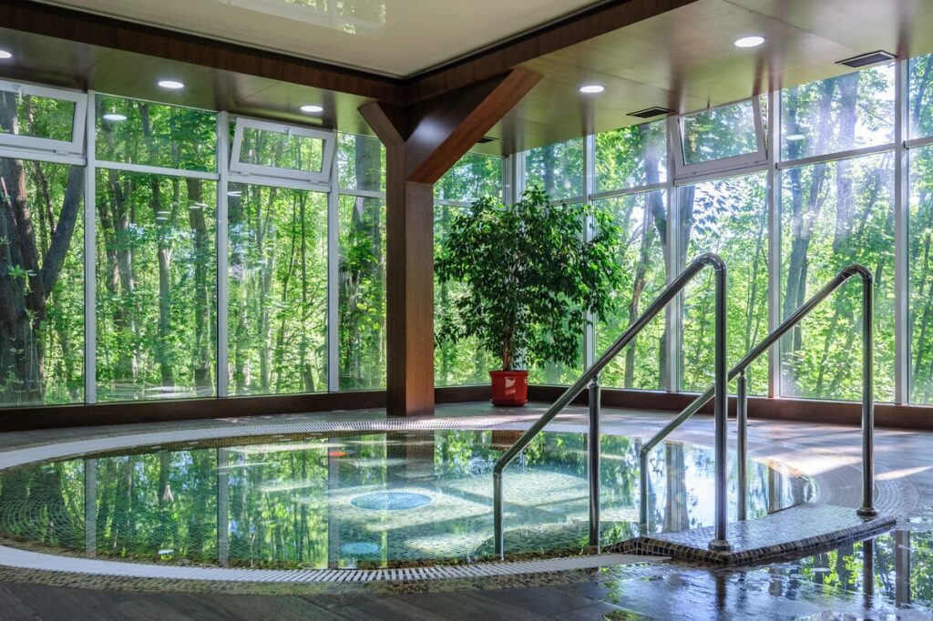 Primer plano de agua sulfurosa natural burbujeante utilizada en tratamientos purificantes.