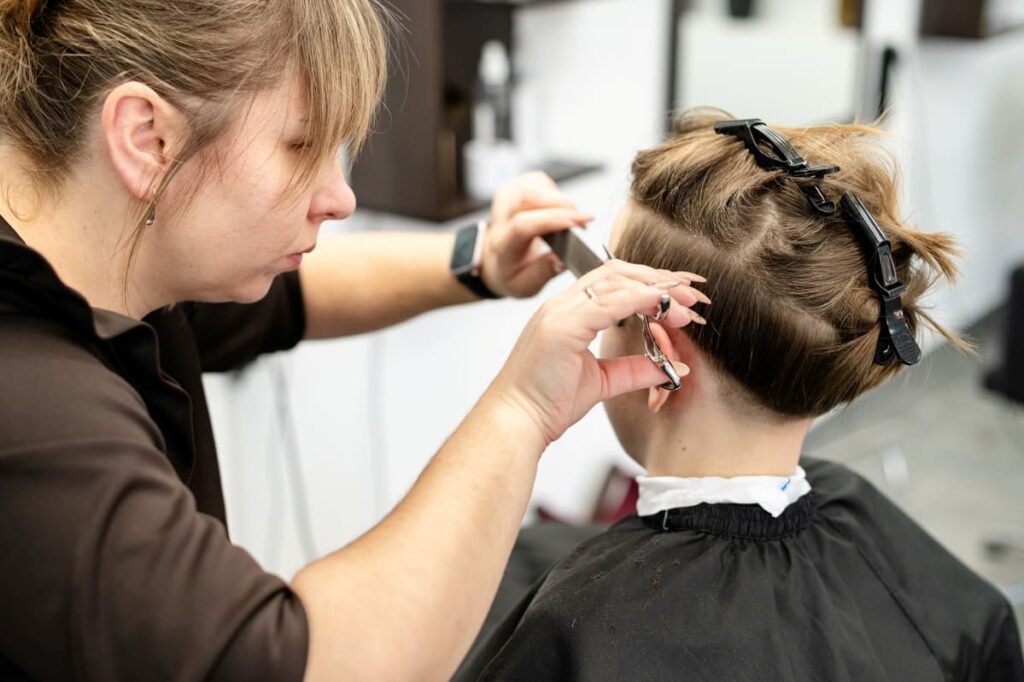 Asesoría de imagen y estudio de visagismo aplicado al estilo del cabello.