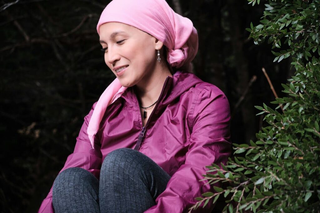 Tratamiento profesional enfocado en restaurar la hidratación cutánea en tratamientos de estética oncológica de forma segura.