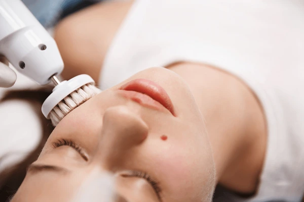 Descubre con Inesbe los beneficios del brossage, una técnica que ayuda a mantener una piel saludable y radiante.