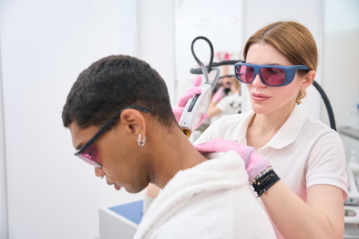 Imagen destacada de “Cómo evaluar un tatuaje para su eliminación con láser”