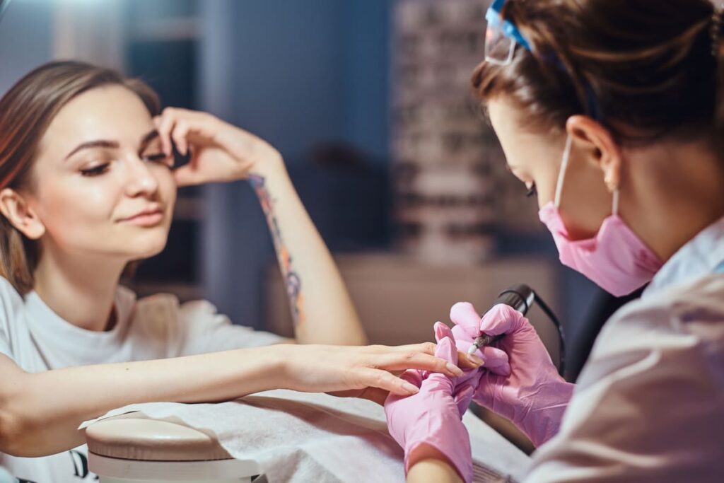 Riesgos potenciales al realizar la manicura rusa en uñas naturales