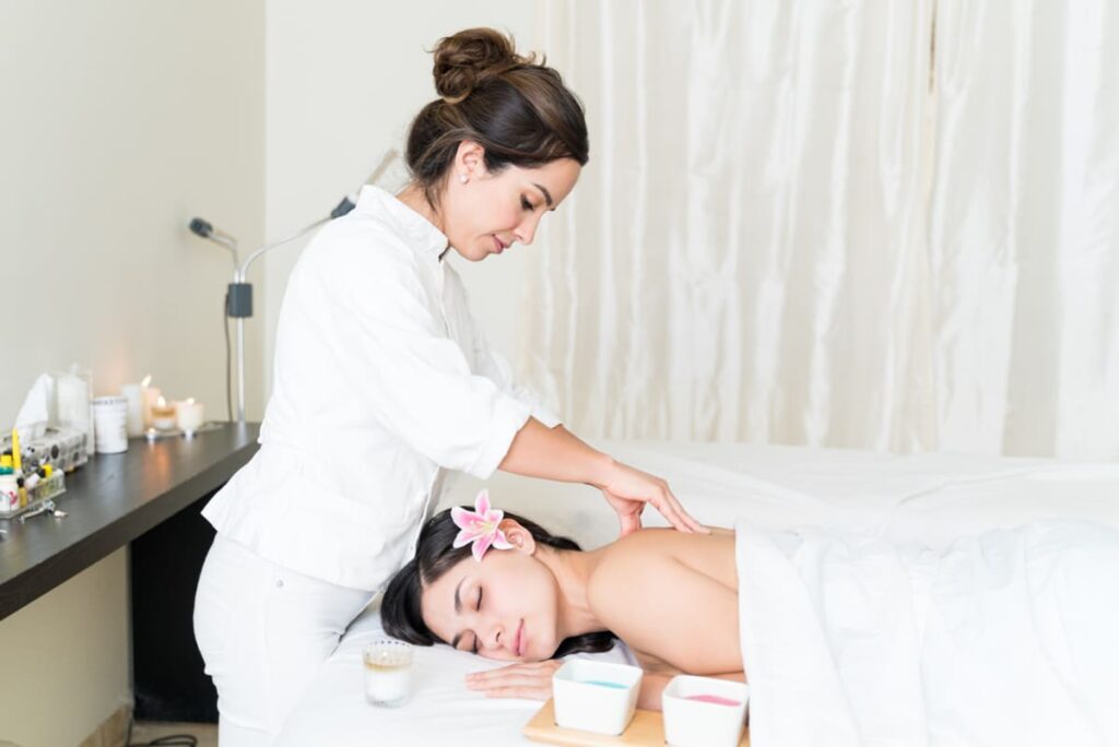 Preparar la cabina para una sesión de masaje estético: Organización del material