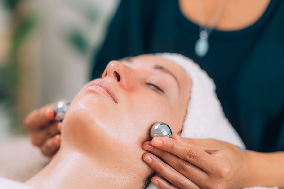 Imagen destacada de “Qué es la Metaloterapia Facial y cómo actúa sobre la piel”
