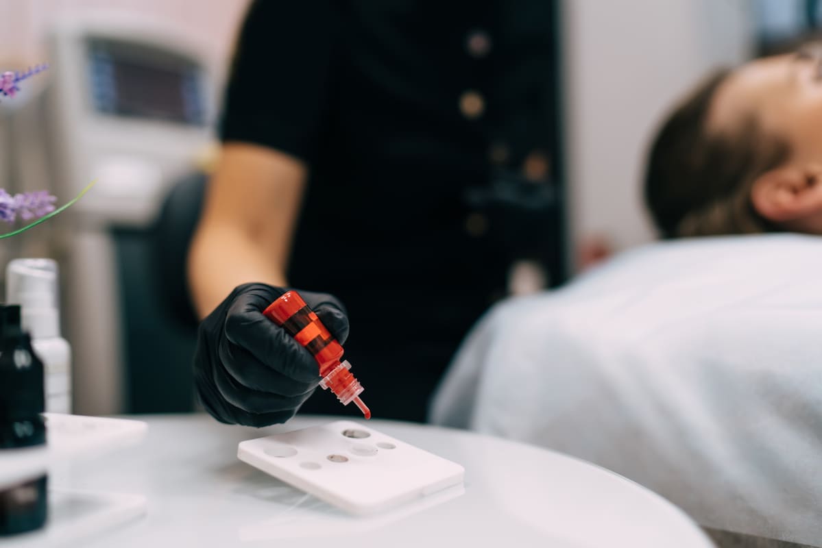 Imagen destacada de “Corrección de pigmentaciones mal realizadas: técnicas avanzadas y gestión del color”