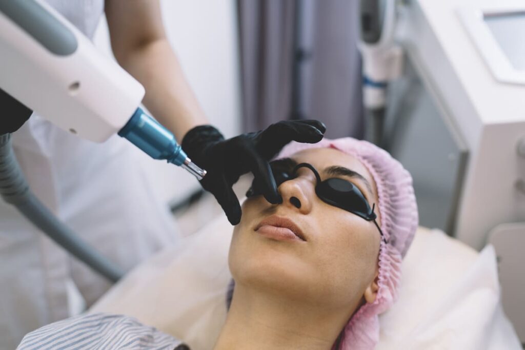 Aplicación de aparatología láser con precisión, resultado directo de una correcta formación en láser para empleados.