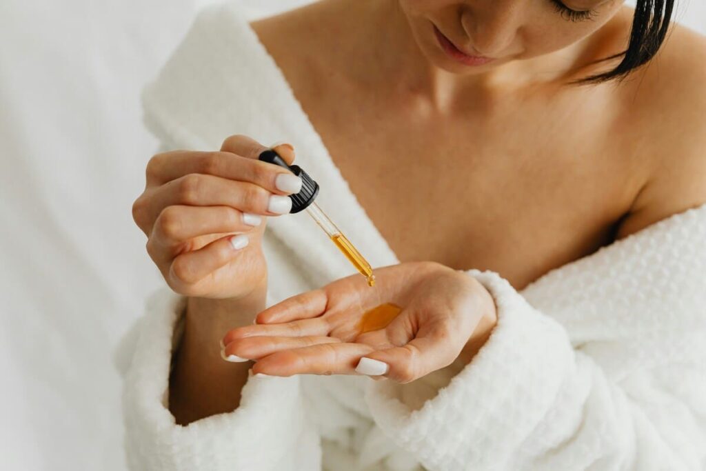 Profesional aplicando técnicas para maximizar la absorción de productos cosméticos y mejorar los resultados estéticos.